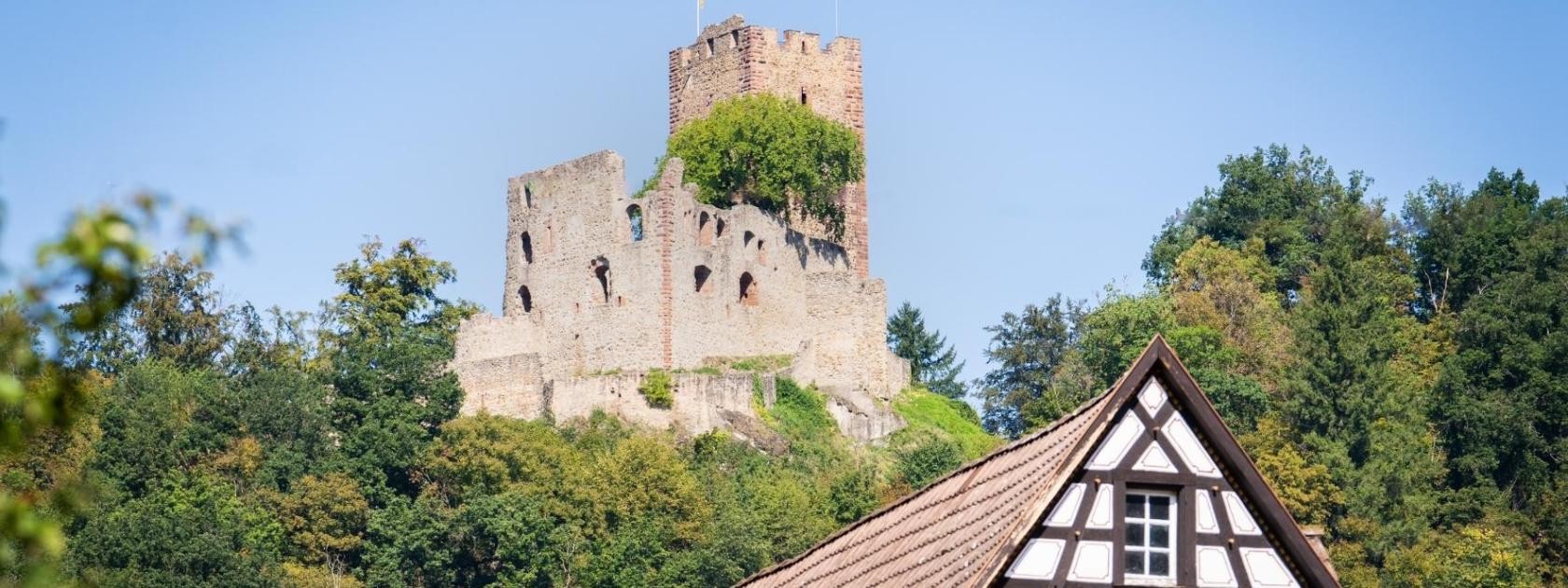 Aufnahme der Kastelburg mit dem angeschnittenen Dach eines Hauses