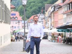 Oberbürgermeister Michael Schmieder geht über den Waldkircher Marktplatz.