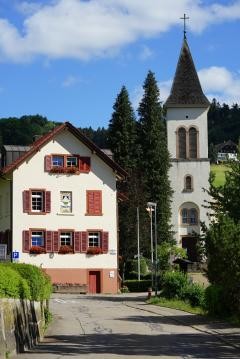 Rathaus und Kirche im Suggental