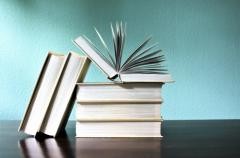 Bücher liegen auf einem Tisch.