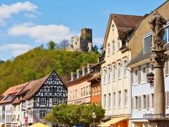 Blick auf die Kastelburg vom Waldkircher Marktplatz.