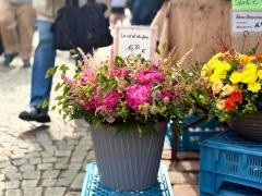 Ein Blumenstrauß steht auf einem Marktstand.