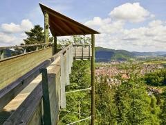 Eine Aussichtsplattform zeigt den Blick auf Waldkirch.