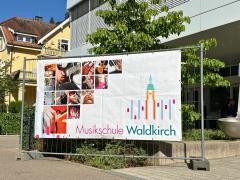 Auf einem Banner steht Musikschule Waldkirch