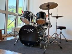 Ein Schlagzeug steht in der Musikschule