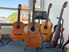 Mehrere Gitarren stehen in der Musikschule.