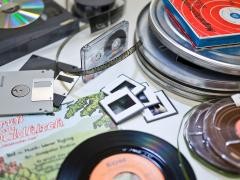 Verschiedene Medien Schaltplatten Disc liegen auf einem Tisch.