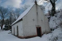 Ansicht der Neungeschwisterkapelle im Winter