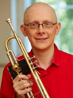 Portrait Stephen Altoft mit Trompete