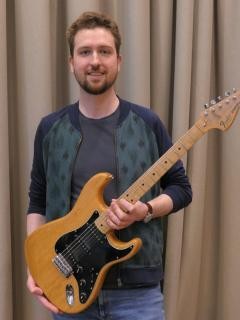 Foto von Julian Soder mit eGitarre.