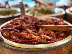 Getrocknete Tomaten sind in einem großen Topf.