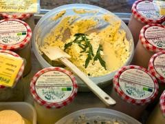 Frischkäse und Joguhrt stehen in einer Auslage.