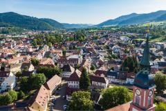 Stadtansicht von Waldkirch. Im Vordergrund ist der Kirchturm von St. margarethen.