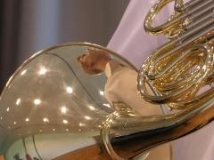 In seinem Horn spiegelt sich der Hornist.