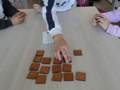 Kinder spielen ein Hörmemorie.