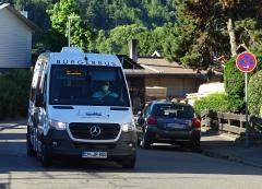 Bürgerbus fährt eine Straße entlang.