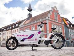 Lastenrad steht vor dem Rathaus.