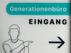 Auf einem Schild steht "Generationenbüro". Ein Pfeil zeigt nach rechts.