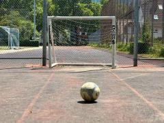 Ein Fußball liegt vor einem Tor.