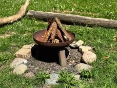 Feuerstelle mit Feuerschale und Sitzhockern 