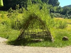 Aus Bambus ist eine Hütte entstanden.