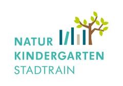 Logo des Naturkindergarten Stadtrain: mehrere Striche in verschiedenen Blautönen, daneben ein Baum