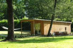 Schutzhütte des Naturkindergartens von außen.