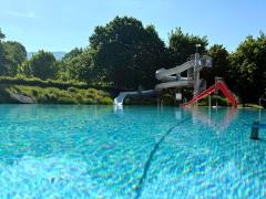 Zwei Rutschen führen in ein Schwimmbecken.