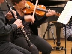 Zwei Lehrer*innen der Musikschule spielen Geige und Oboe.