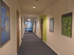 Ein Gang in der Musikschule mit farblich gekennzeichneten Bereichen.