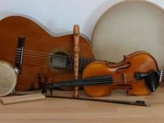 Ein Foto von Blockflöte, Gitarre, Violine und Trommel.