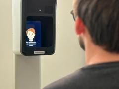 Eine Person steht vor der PointID.