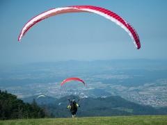 Gleitschirmflieger startet vom Kandel