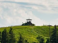 Kandelpyramide umgeben von grünen Wiesen.