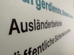 Auf einem Schild steht Ausländerbehörde.
