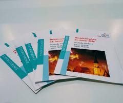 Auf einem weißen Tisch liegen mehrere Tickets für den Neujahrsempfang.