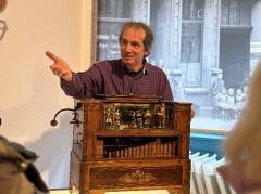 Orgelbauer Achim Schneider bei der Führung im Elztalmuseum