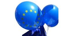 Auf dem Bild sind ein Strauß Luftballons im Design der Europaflagge. 
