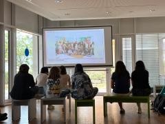 Mehrere Schüler schauen sich eine Präsentation an.